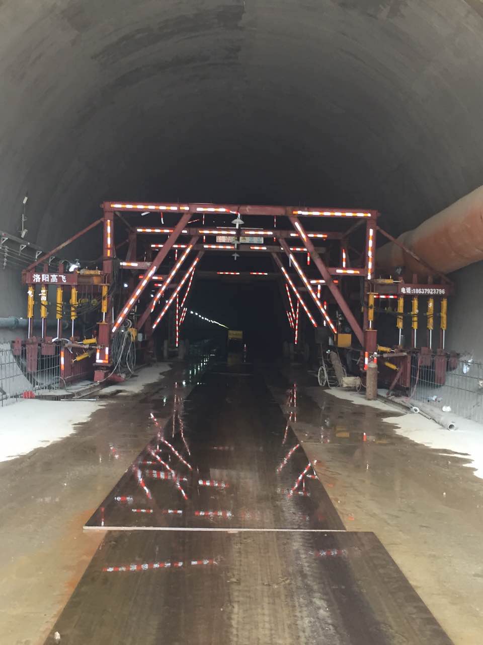 蒙華鐵路隧道自行式水溝電纜槽模板臺(tái)車完成拼裝